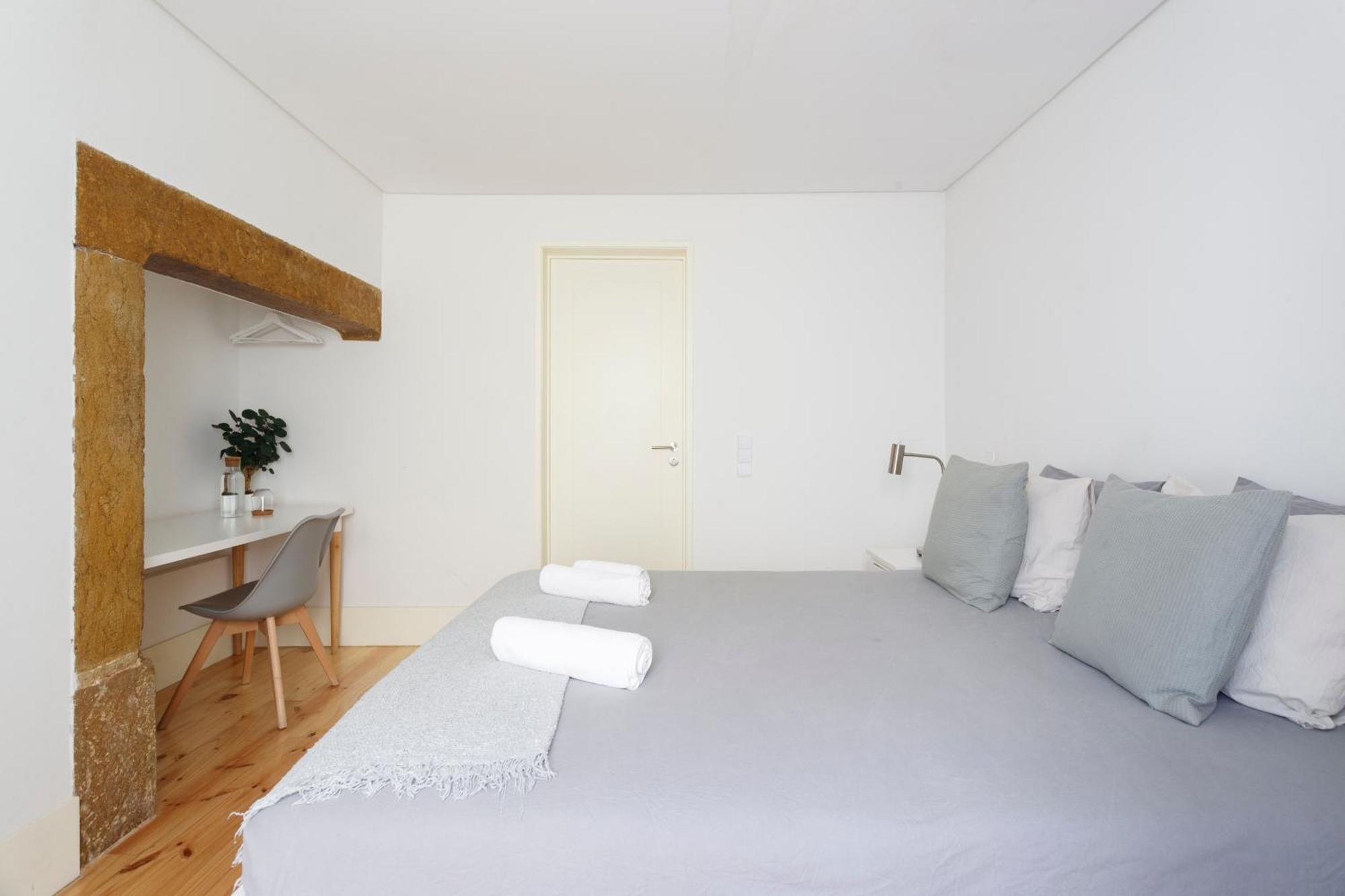 Bedroom In Shared House In Chiado - Historic Center Of *
