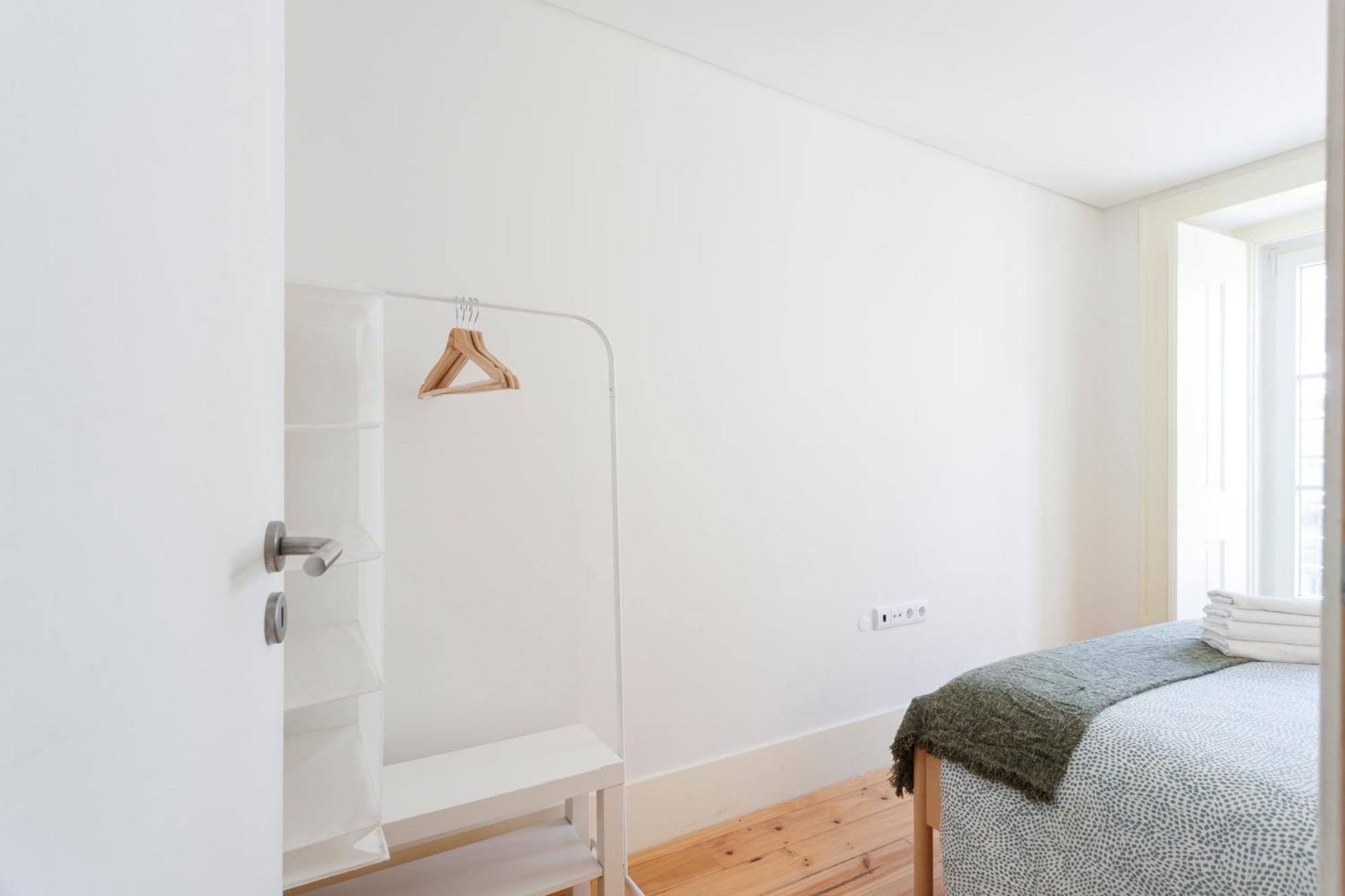 Bedroom In Shared House In Chiado - Historic Center Of * Lisboa