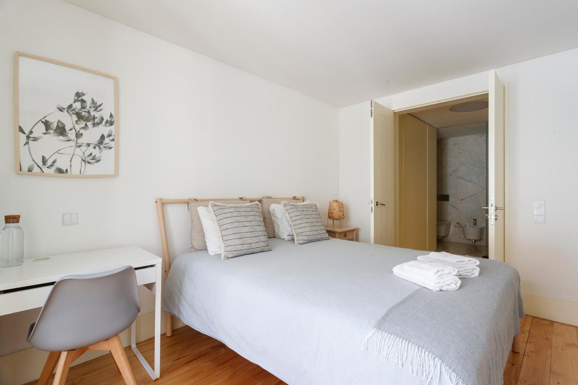 Quarto em Acomodações Particulares Bedroom In Shared House In Chiado - Historic Center Of *
