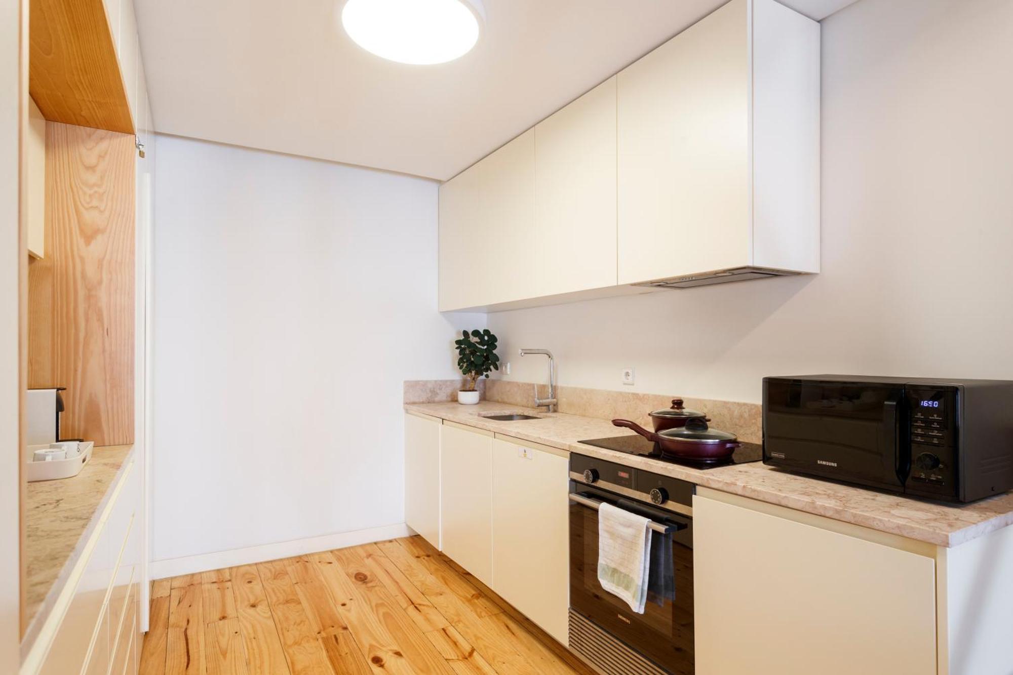 Bedroom In Shared House In Chiado - Historic Center Of *