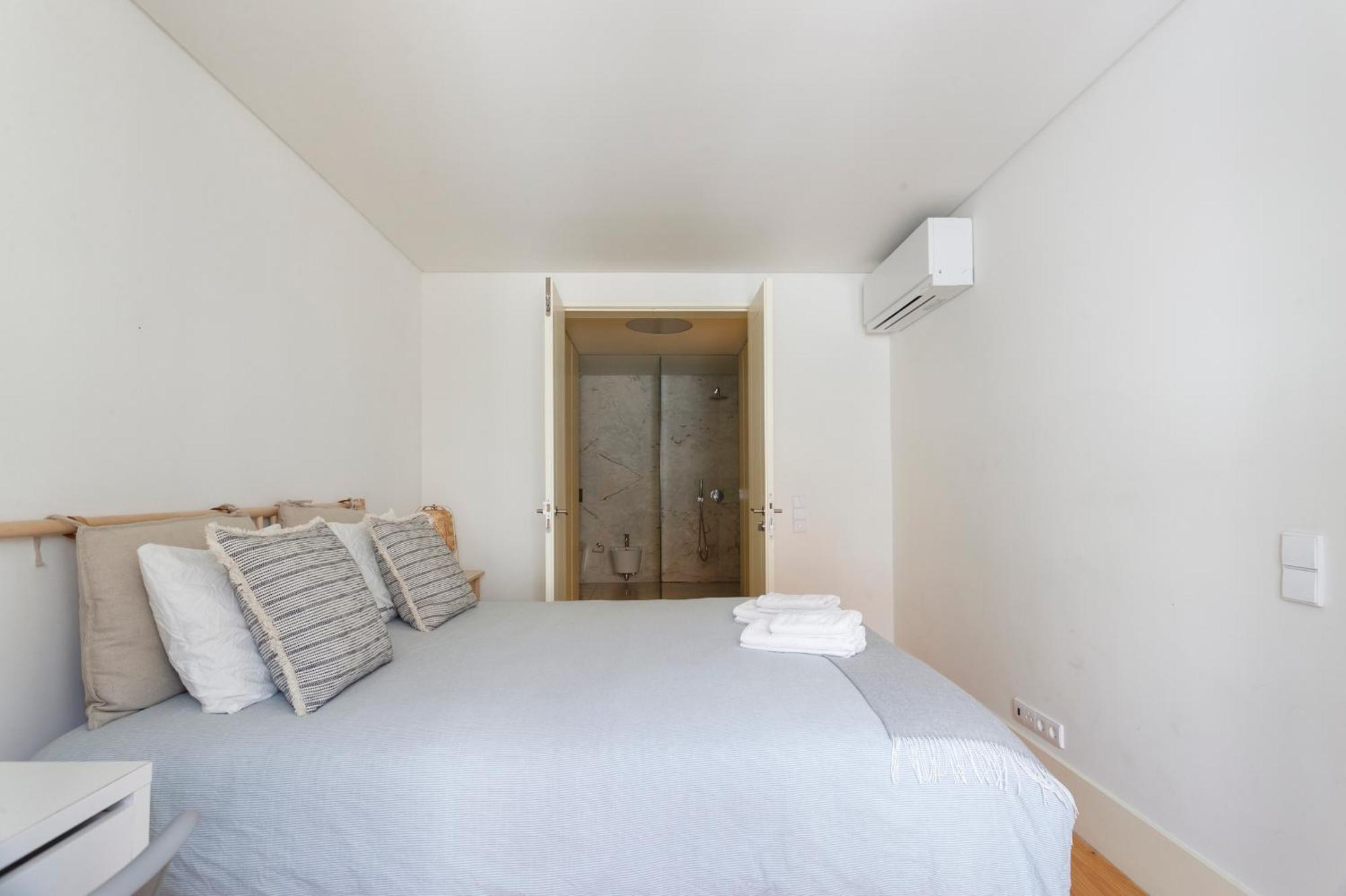 Bedroom In Shared House In Chiado - Historic Center Of Habitación en casa particular *